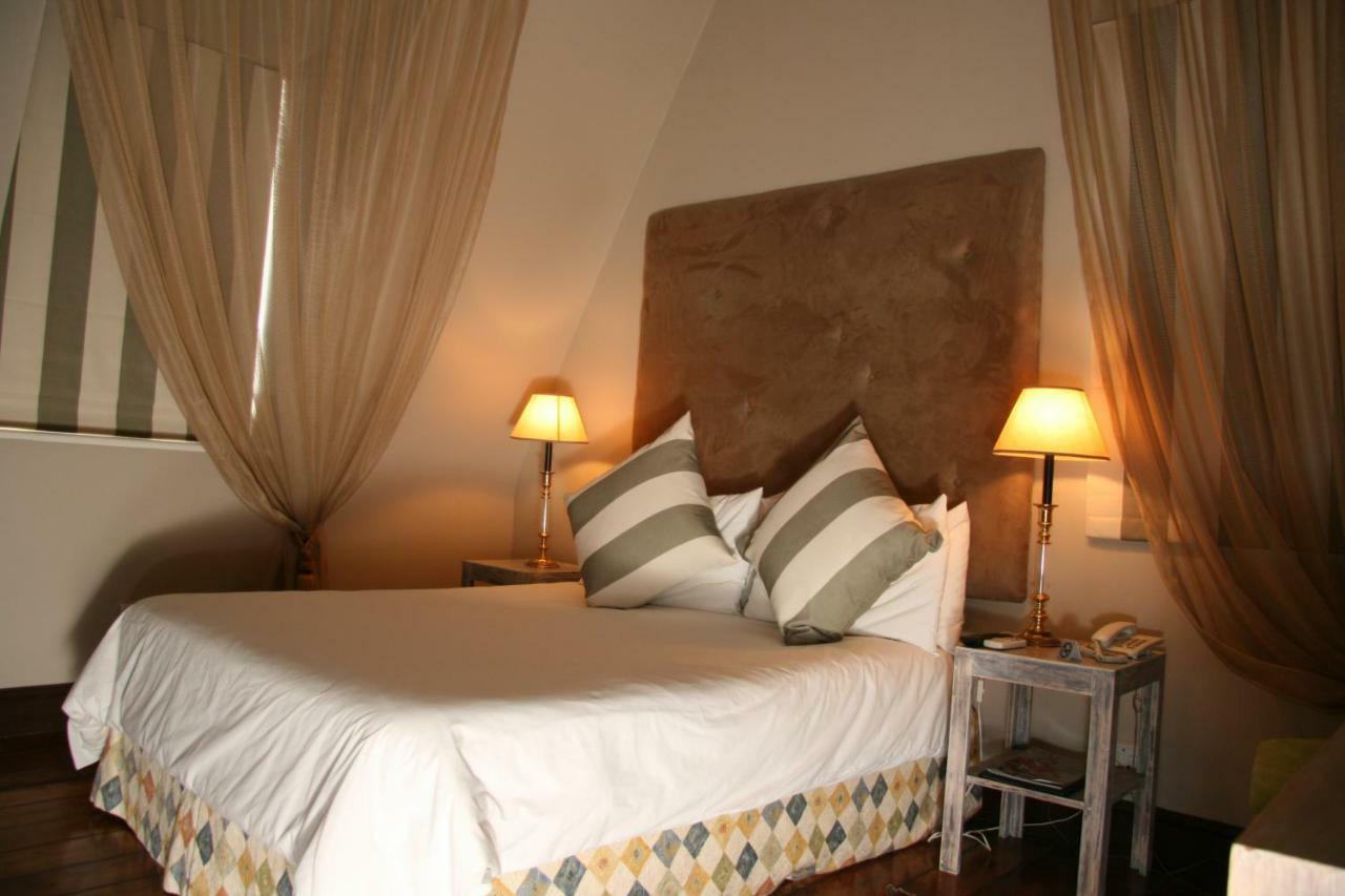 Tudor Hotel Cape Town Room photo